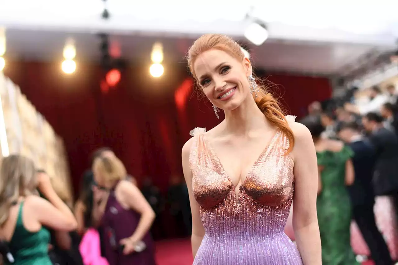 Red carpet arrivals begin at an Oscars hoping for a comeback