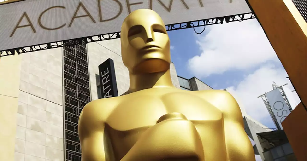 The Oscars' controversial, first-ever preshow ceremony is starting. Here's the vibe inside