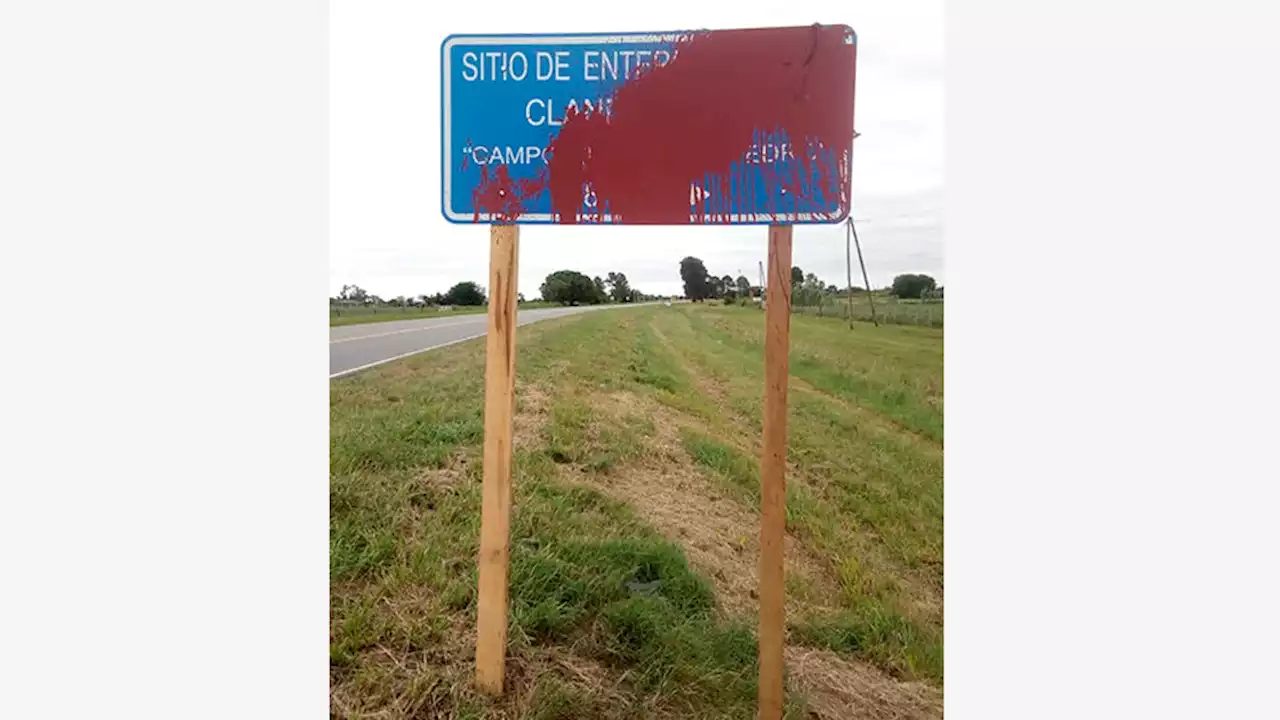 Balazos y pintura roja | Vandalizaron dos carteles del campo San Pedro, centro de exterminio