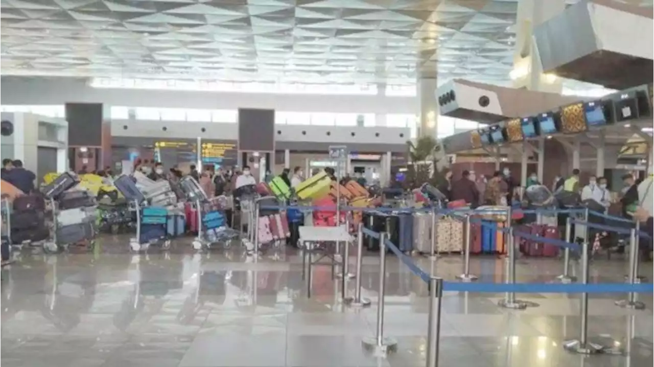 Viral Video Penumpukan Penumpang Internasional di Bandara Soetta