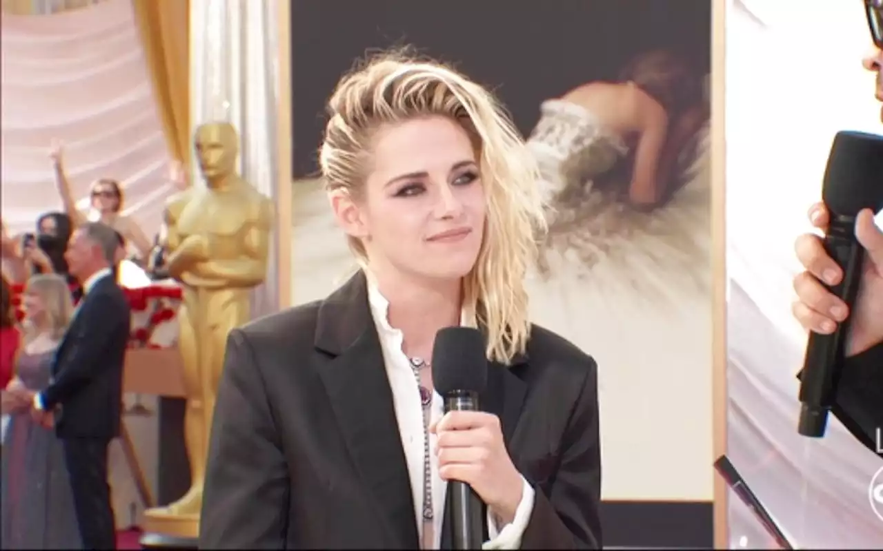 Piala Oscar 2022: Kristen Stewart Cium Tunangan Cantiknya di Red Carpet