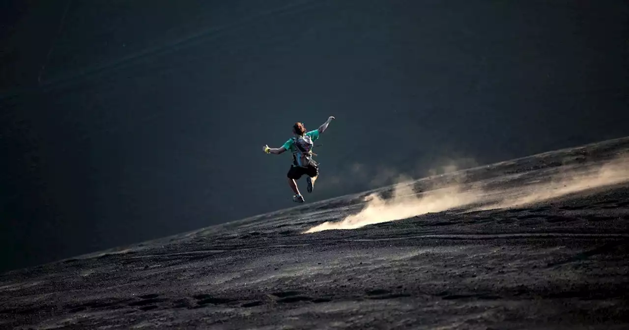 'Volcano boarding', el gran atractivo de surfear sobre arena volcánica