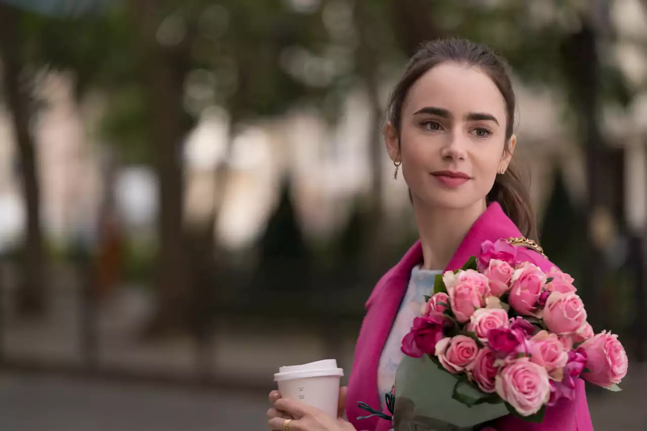 Lily Collins, i maledetti tacchi di 'Emily in Paris': «Ogni settimana dal podologo per il dolore ai piedi» - iO Donna