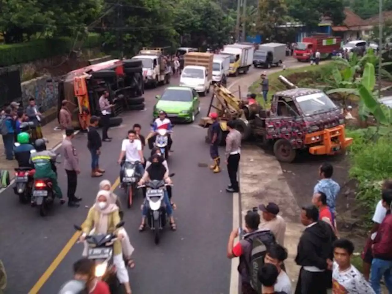 Truk Minyak Goreng Terguling di Ciamis