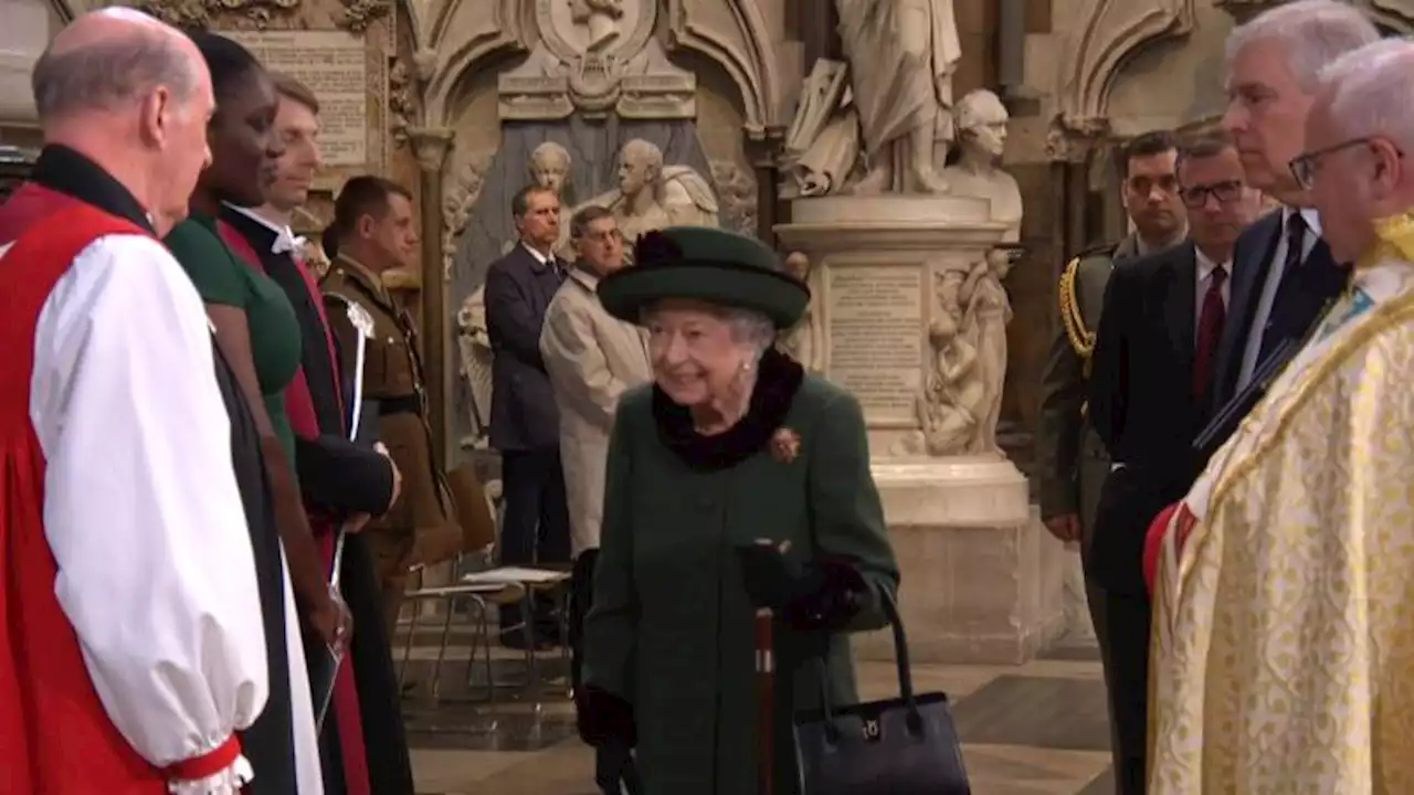 Koningin Elizabeth verschijnt voor het eerst in maanden in het openbaar