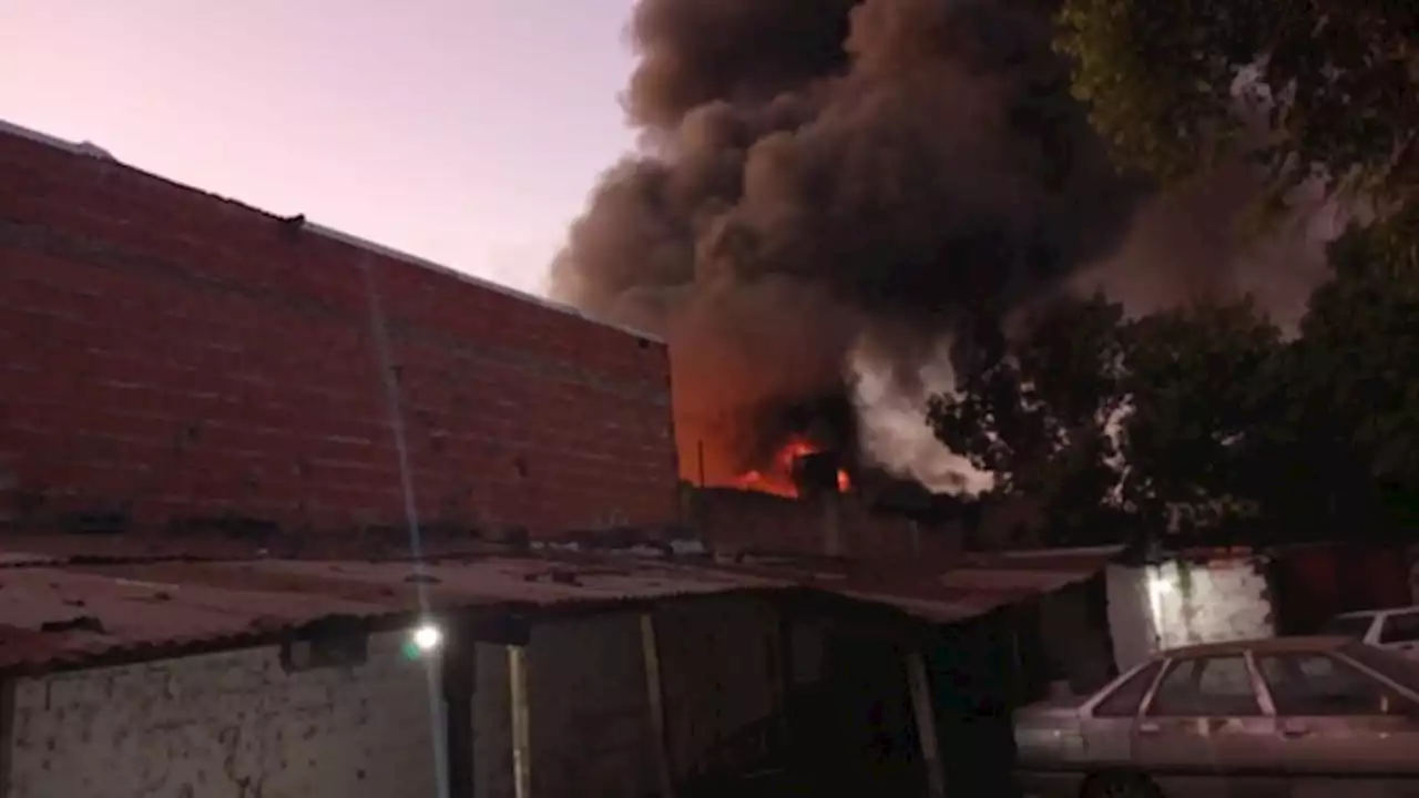 Video: Se incendió una fábrica de snacks en Santa Fe