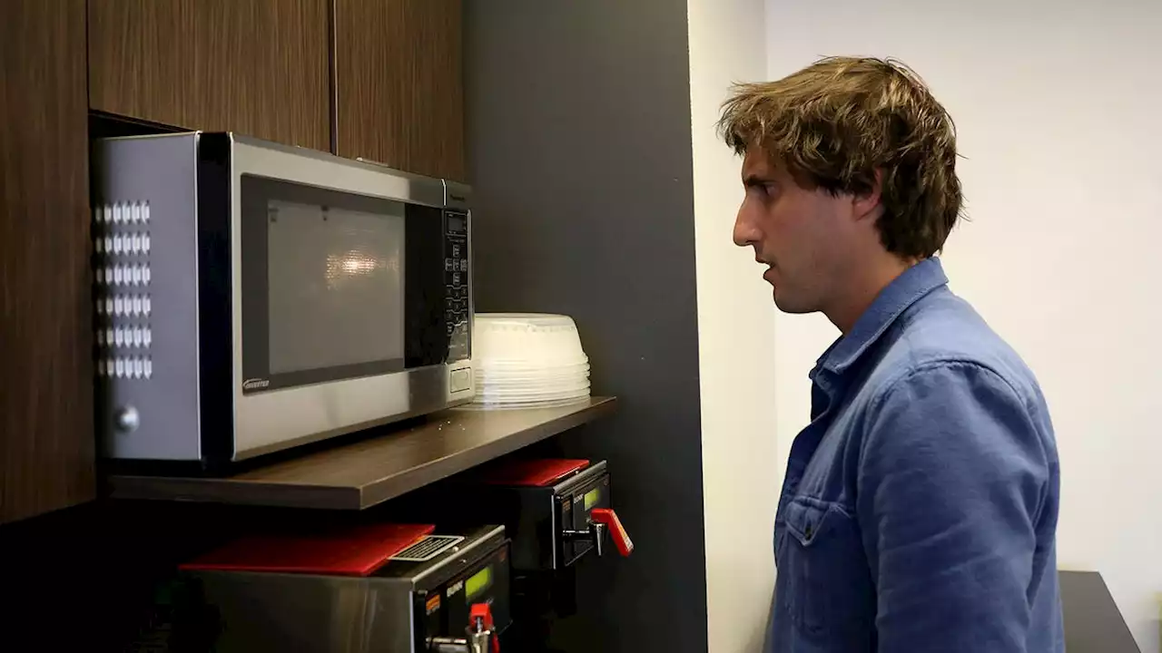 Coworker Apparently Just Going To Stare At Lunch In Microwave For Entire 3-Minute Cook Time