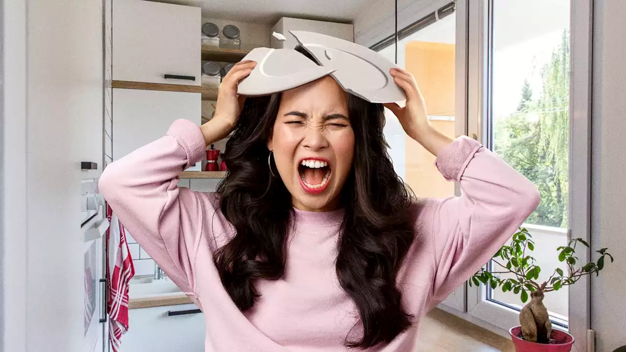 Woman Quickly Smashes Plate Over Head So She’ll Have Something To Talk About At Therapy