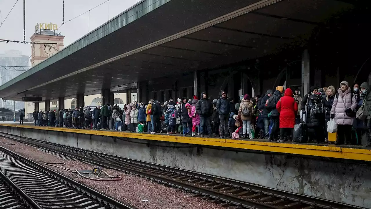 Geschoss schlägt nahe dem Kiewer Hauptbahnhof ein