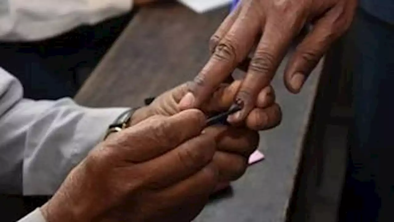 UP Polling: योगी आदित्यनाथ ने डाला वोट, 10 जिलों की 57 सीटों पर हो रहा मतदान