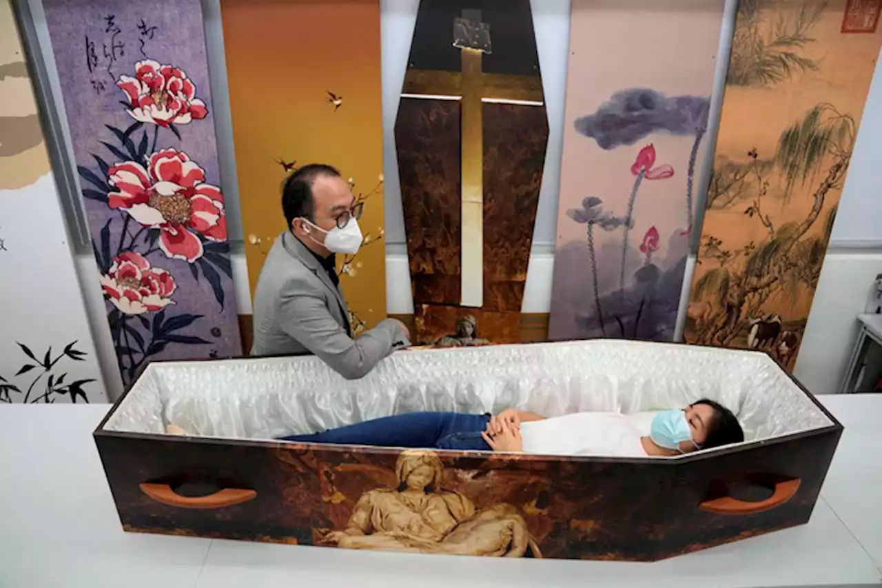 Hong Kong’s Covid toll leads some to eco-friendlier coffins | Associated Press