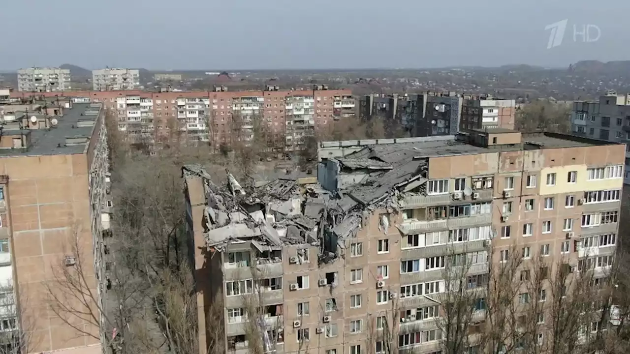 В Донецке весь день разбирали завалы в жилой девятиэтажке, в которую утром попала украинская ракета. Новости. Первый канал