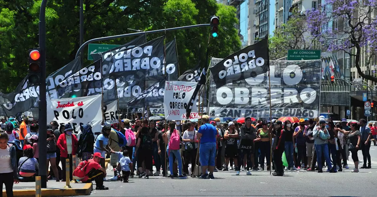 Piqueteros comienzan acampe por 48 horas frente a Desarrollo Social en reclamo de más planes