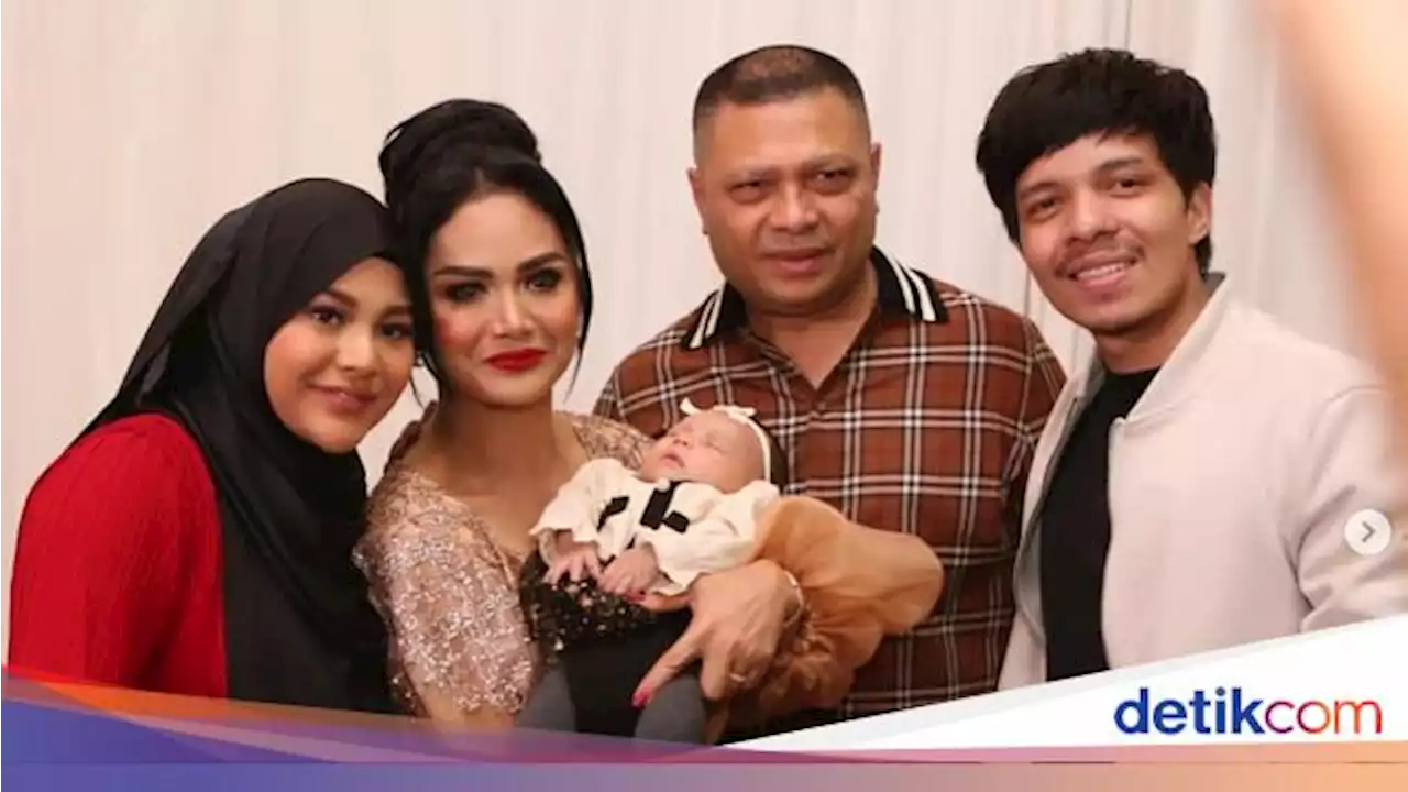 KD Beri Kado Spesial Ini di Ultah Pertama Pernikahan Atta dan Aurel