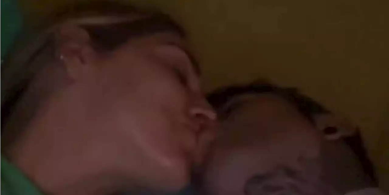 Fedez e Chiara Ferragni, un bacio sul letto d'ospedale
