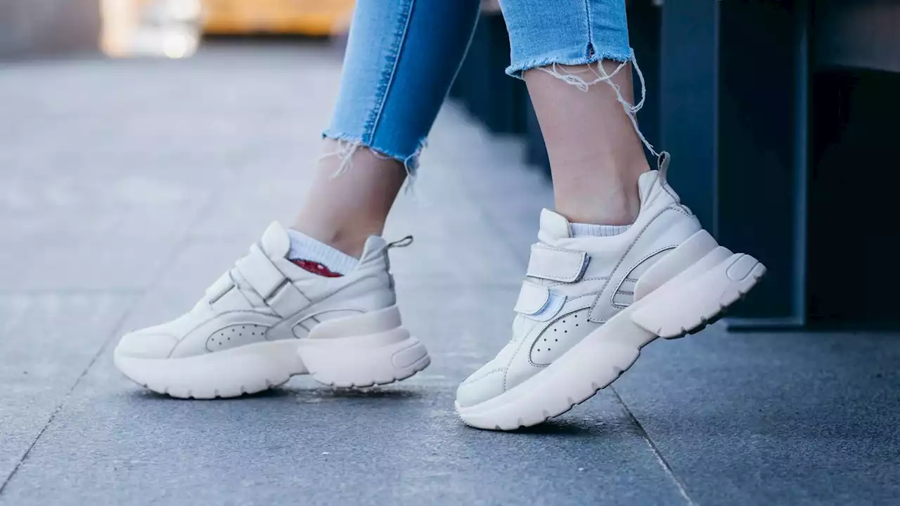 Plateau-Sneaker im Trend: So kombinieren Sie die sportlichen Schuhe