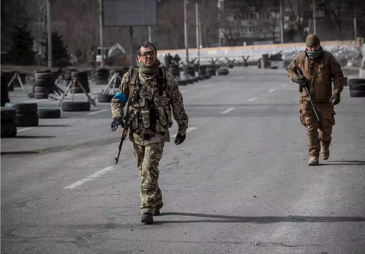 Ukrainske myndigheter: Russiske styrker trekker seg tilbake fra Kyiv – angrepene tiltar i øst