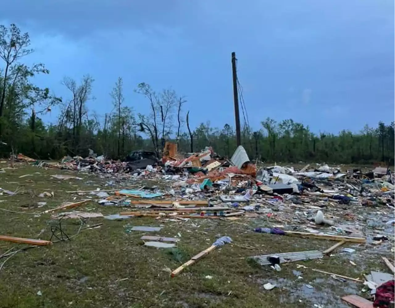 Florida tornadoes kill at least 2 people, injure others