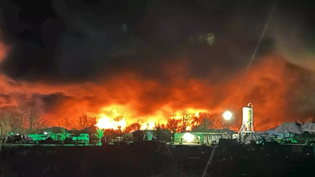 Reifenhaufen in Oranienburg in Flammen – Warnung wegen Rauch!