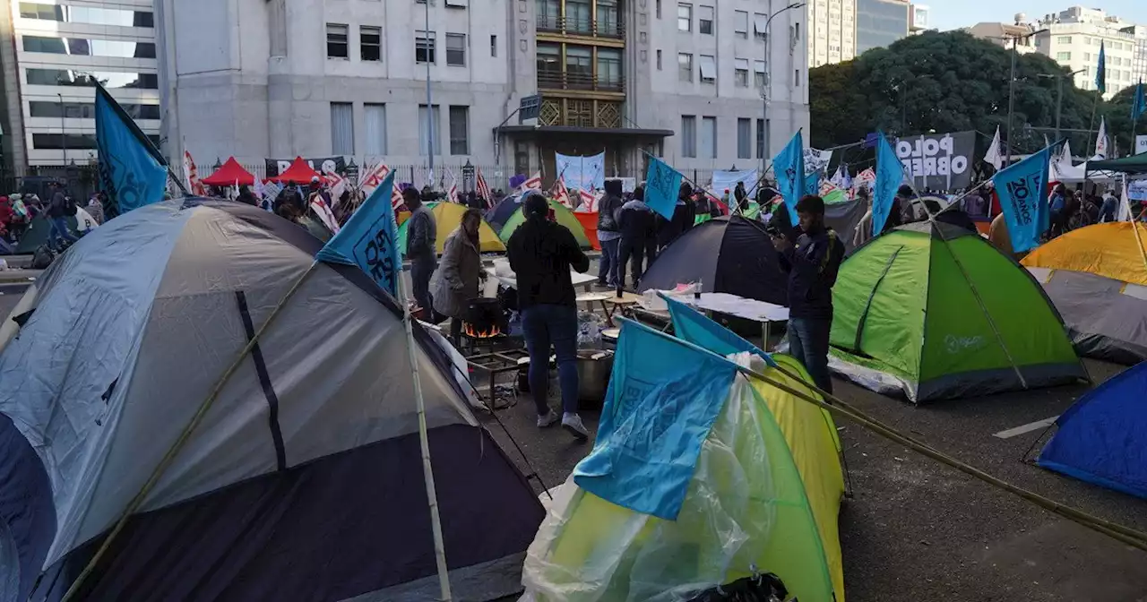 Caos de tránsito por el acampe piquetero en la Avenida 9 de Julio: cuáles son los cortes en el centro porteño