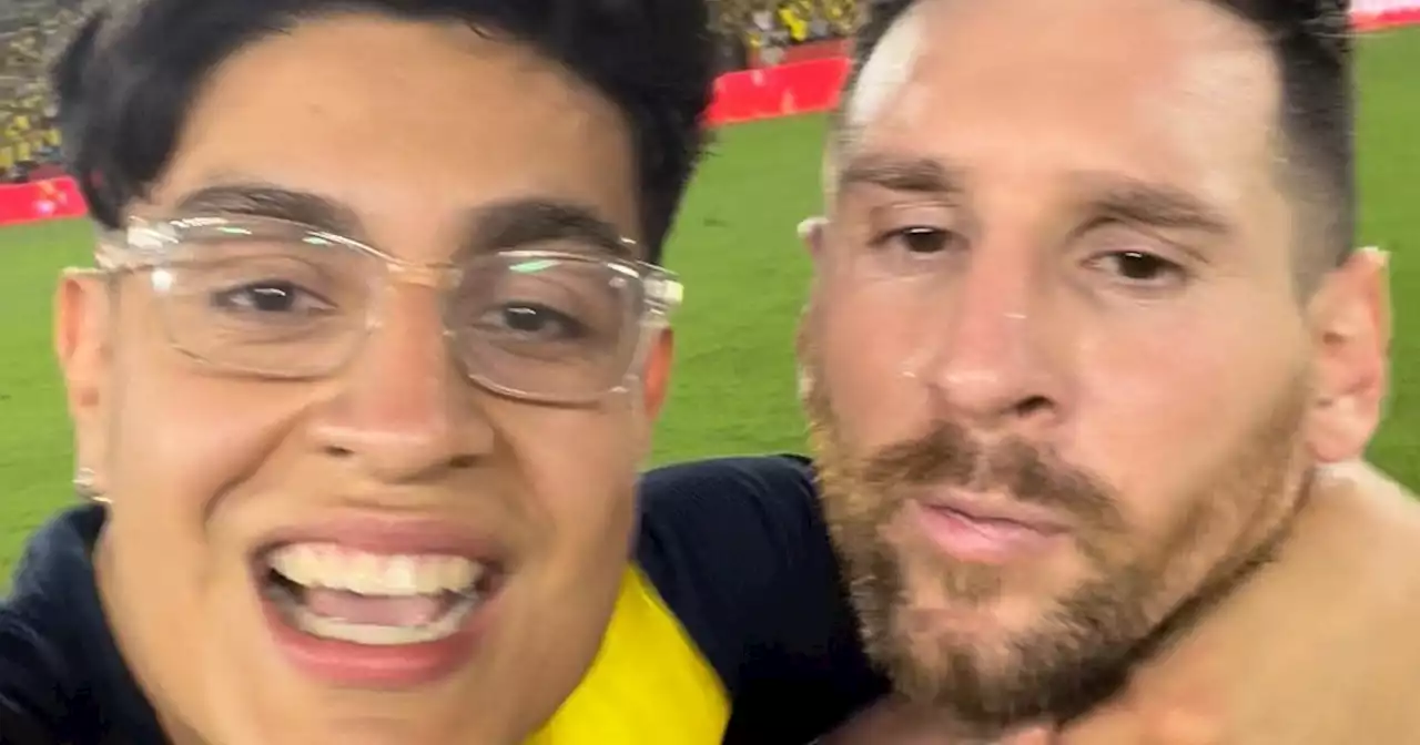 Lionel Messi y su incómoda reacción ante un hincha que entró a la cancha y lo tomó del cuello por una foto