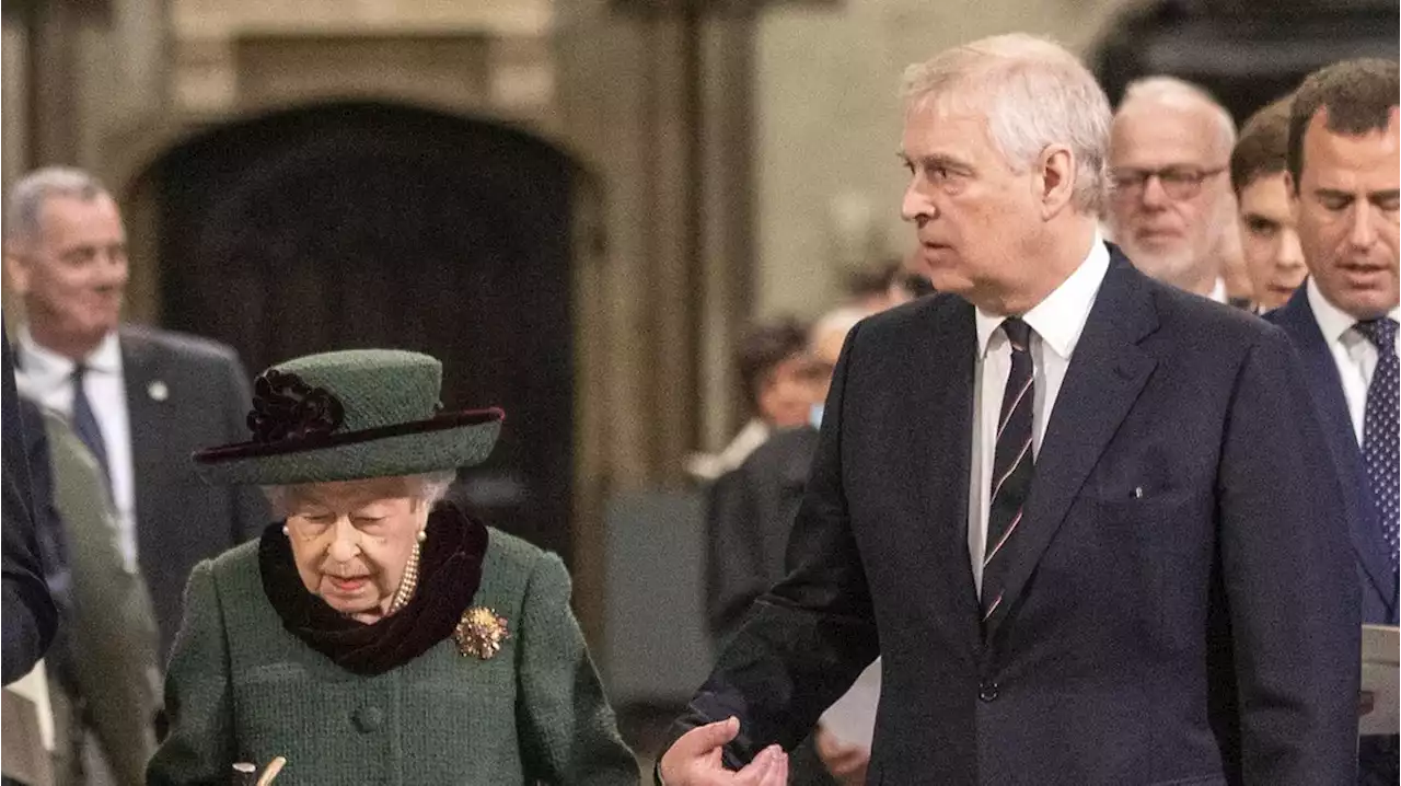 'Kolossale Fehlentscheidung': Queen Elizabeths Auftritt mit Prinz Andrew spaltet Royal-Experten und Fans