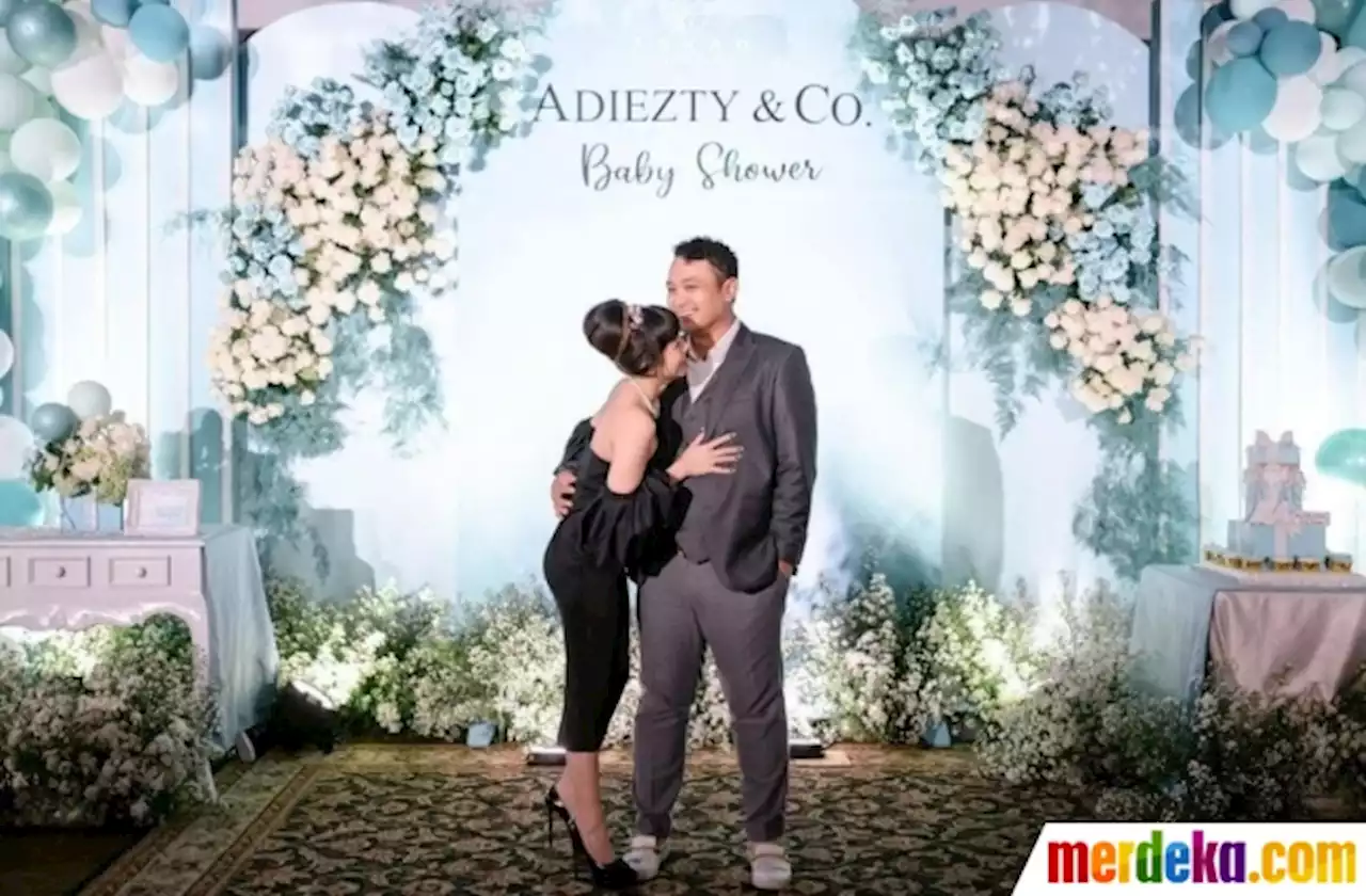 Foto : Potret Baby Shower Adiezty Fersa, Bumil Cantik Banget Pakai Dress Warna Hitam | merdeka.com