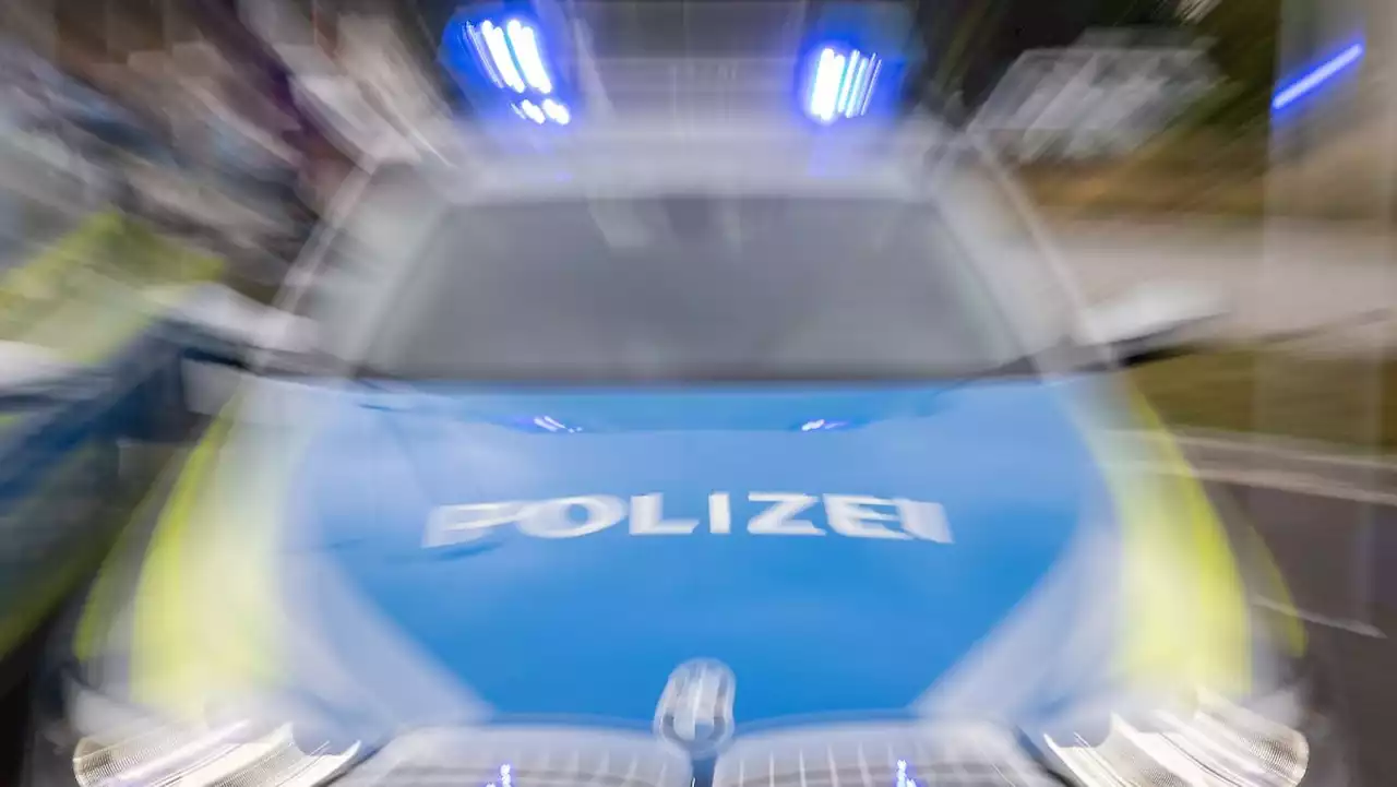 Mann fährt Polizisten an - Polizei schießt