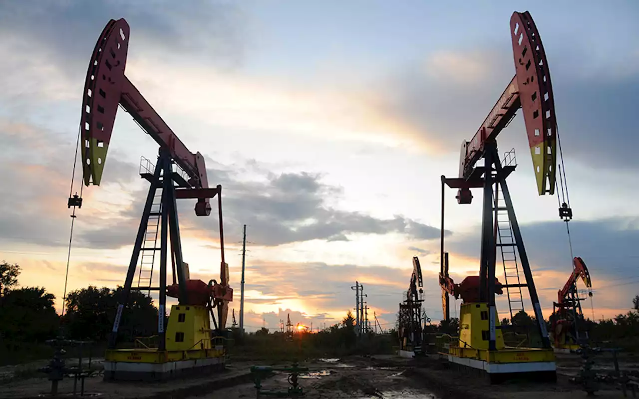 Ucrânia: EUA ponderam libertar até um milhão de barris de petróleo por dia