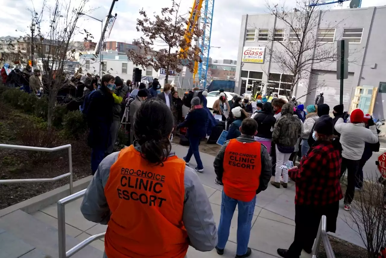 9 face charges in blockading abortion clinic with chain and rope