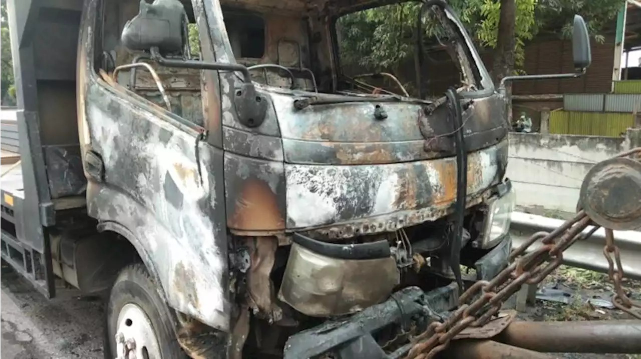 Truk Boks Terbakar di Tol Purbaleunyi Arah Cileunyi |Republika Online