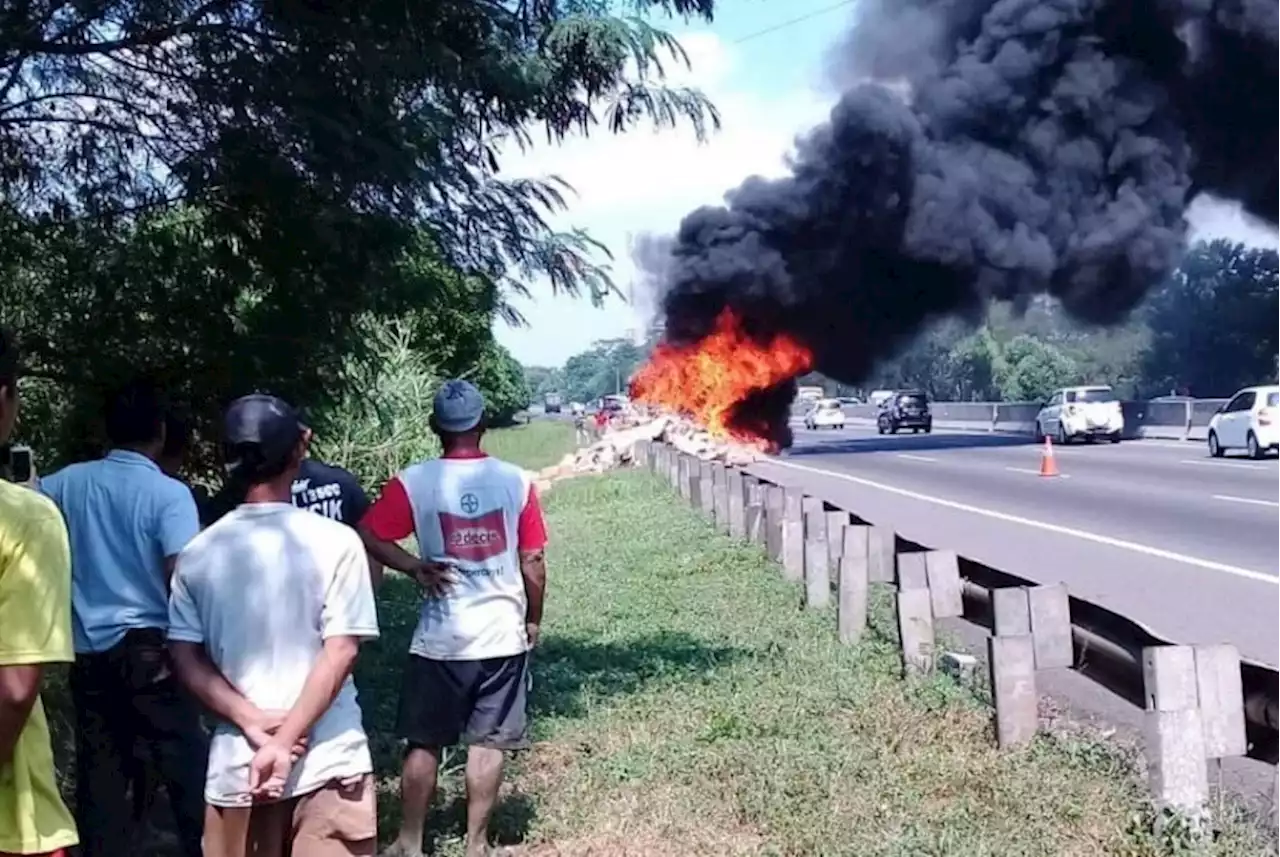 Truk boks terbakar di Tol Purbaleunyi arah Cileunyi |Republika Online