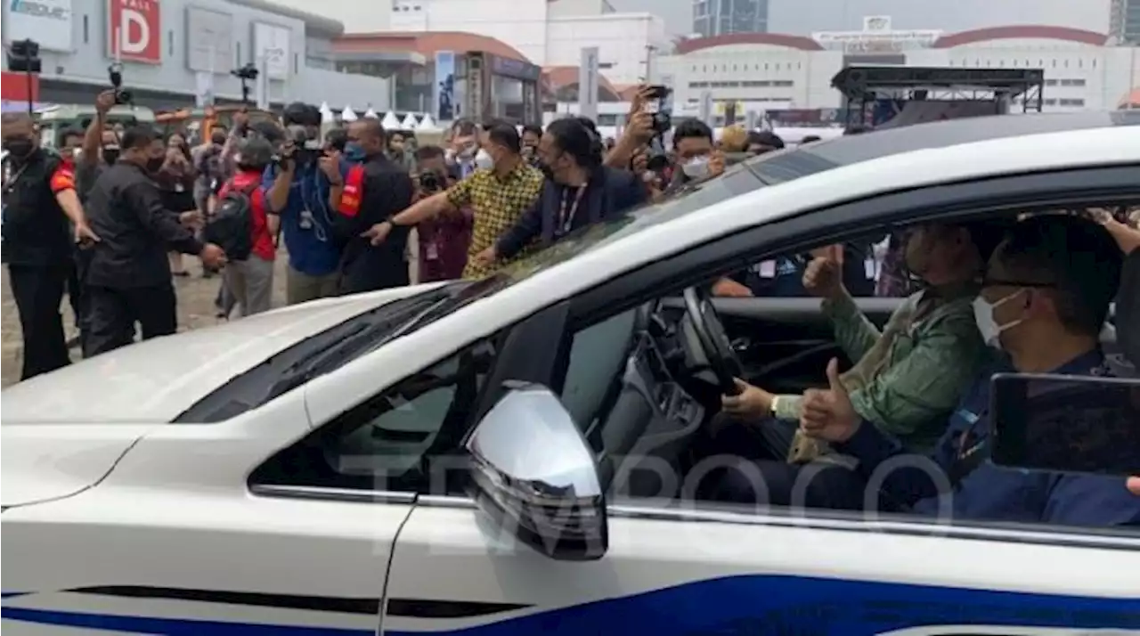 Menteri Airlangga Hartarto Jajal Kijang Innova Listrik di IIMS 2022