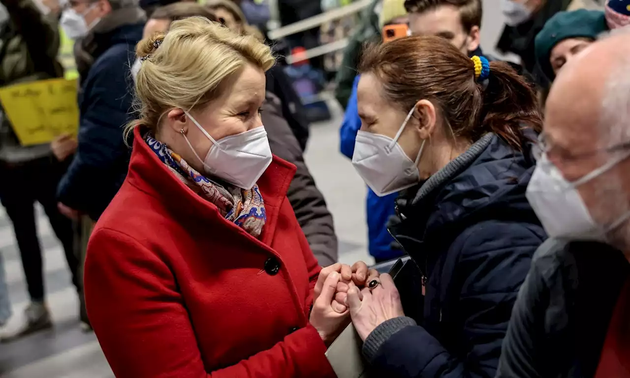 Tausende Ukrainer erreichen Berlin: Giffey am Hauptbahnhof