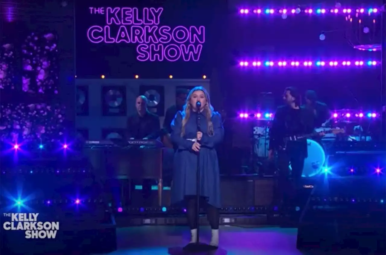 Kelly Clarkson Nails A Moody Eurythmics Classic During ‘Kellyoke’