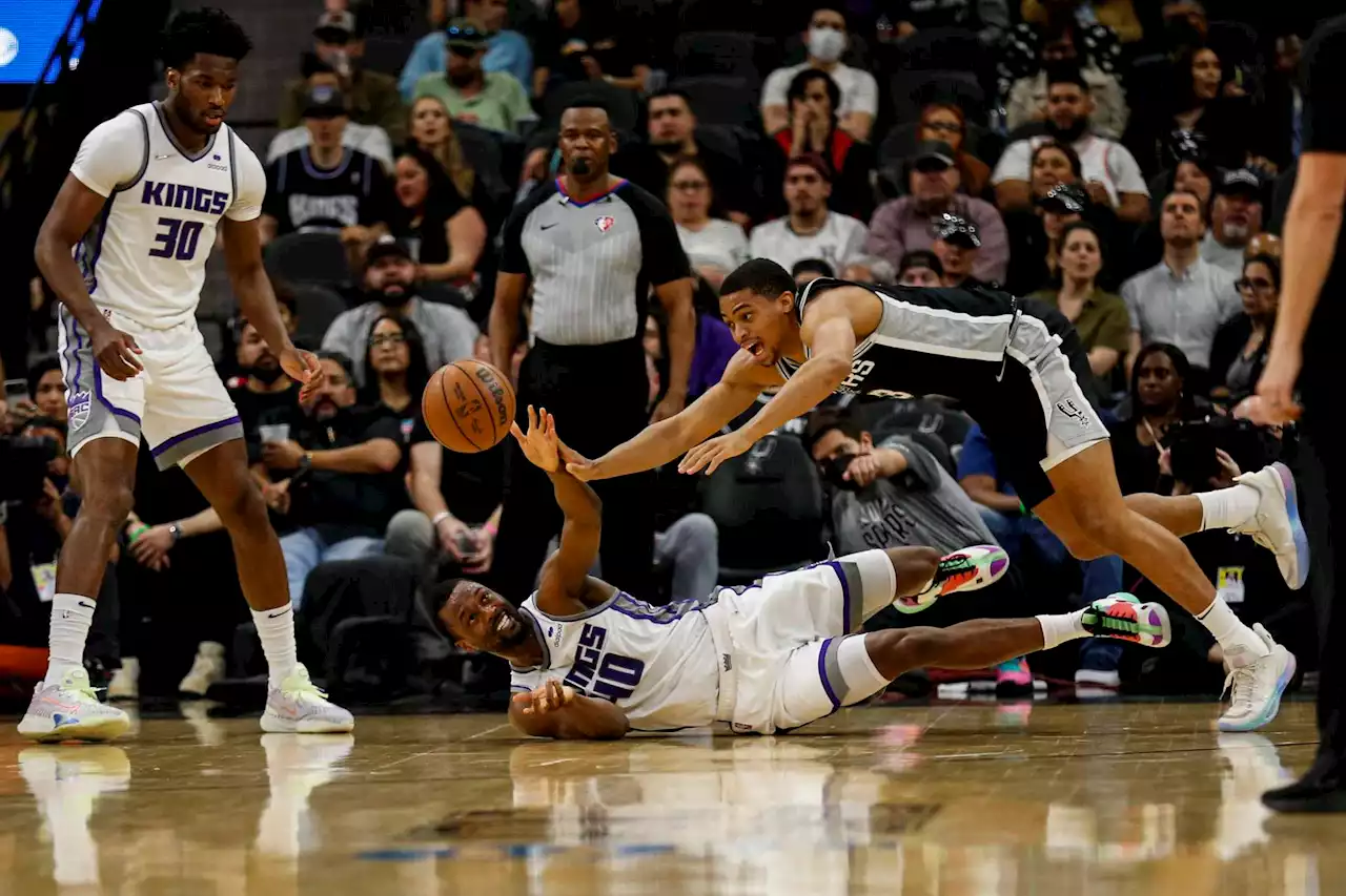 Slow start dooms Spurs in loss to Kings