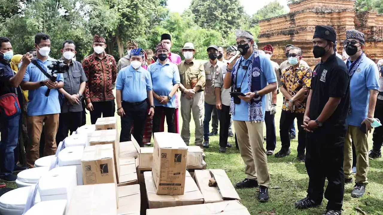 Kunjungi Desa Wisata Muara Jambi, Sandiaga Bagikan Kloset ke Sejumlah Homestay