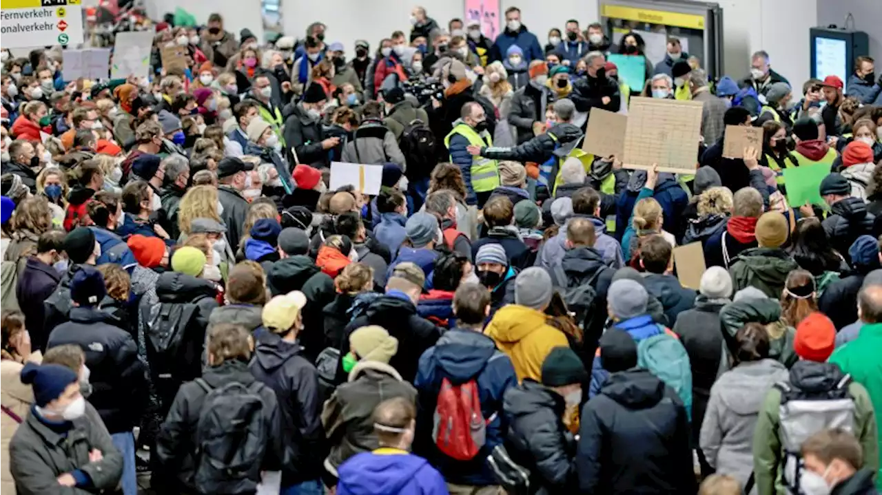 Ukraine-Flüchtlinge in Berlin: Bilder zeigen dramatische Szenen am Hauptbahnhof