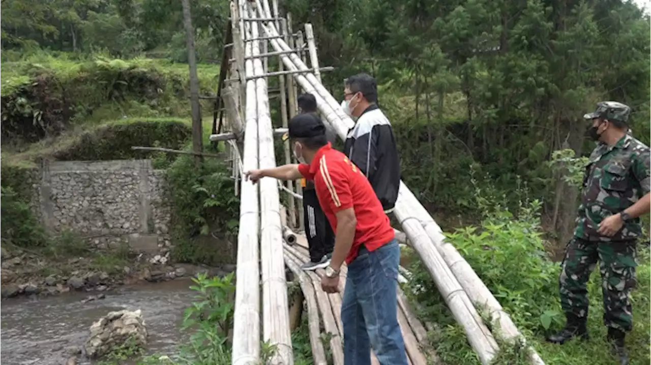 Pelajar Menantang Maut di Atas Jembatan Bambu Viral, Akhirnya Pemkab Segera Bangun Jembatan Baru