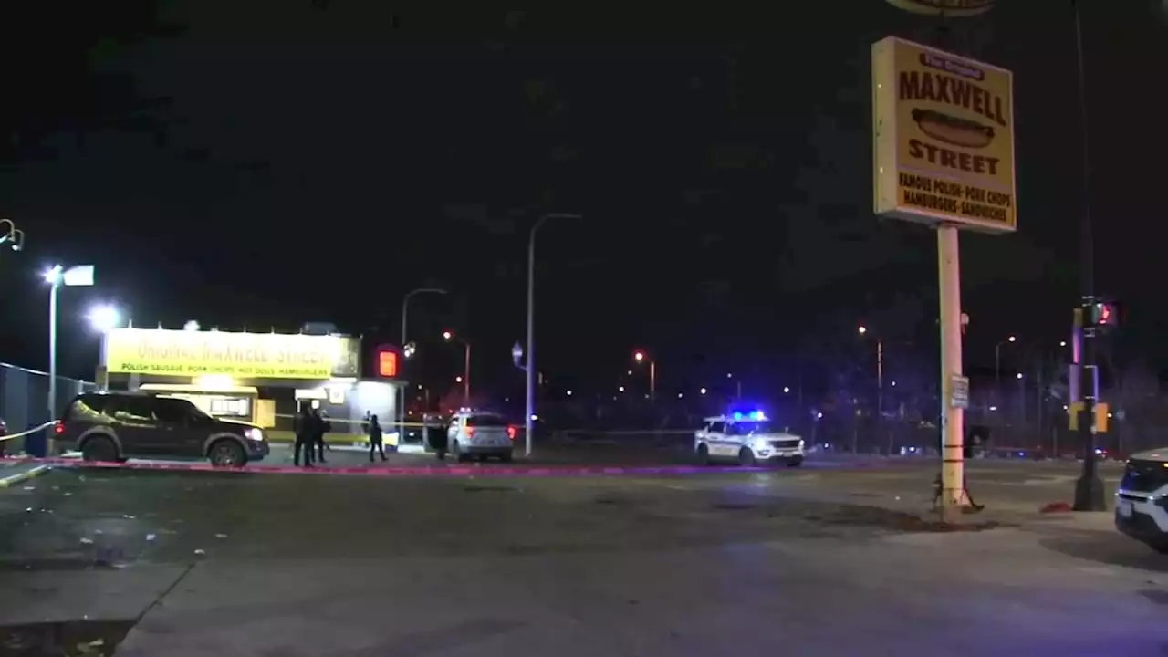 2 Chicago police officers shot at hot dog stand in Homan Square; 1 suspect in custody