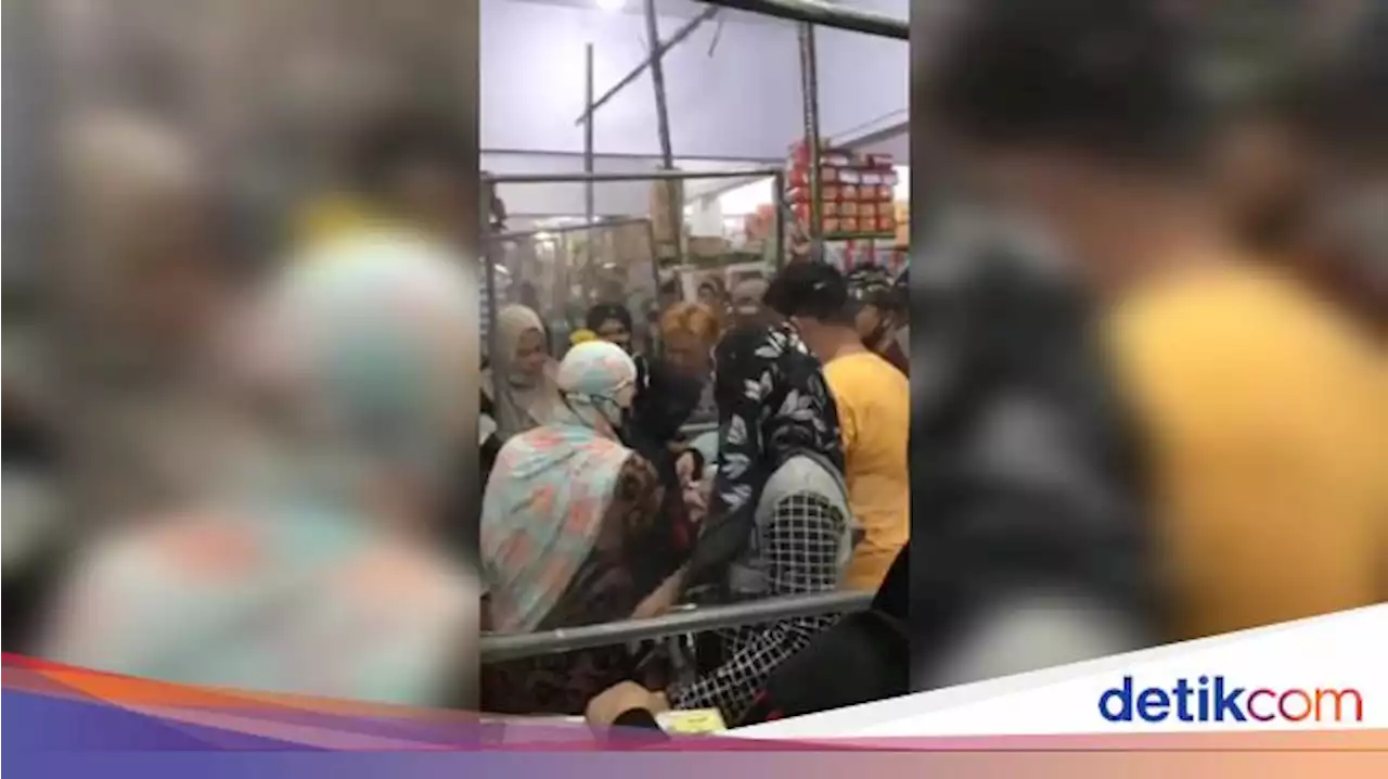 Heboh Emak-emak Saling Dorong Berebut Minyak Goreng di Parepare