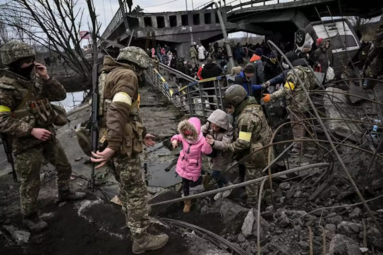 La huida desesperada a las afueras de Kiev: empiezan las evacuaciones en Irpín