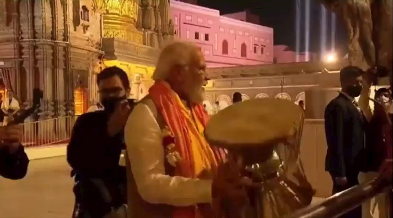 काशी में पीएम मोदी ने बजाया डमरू तो सोशल मीडिया पर लोग ऐसे तंज कसने लगे