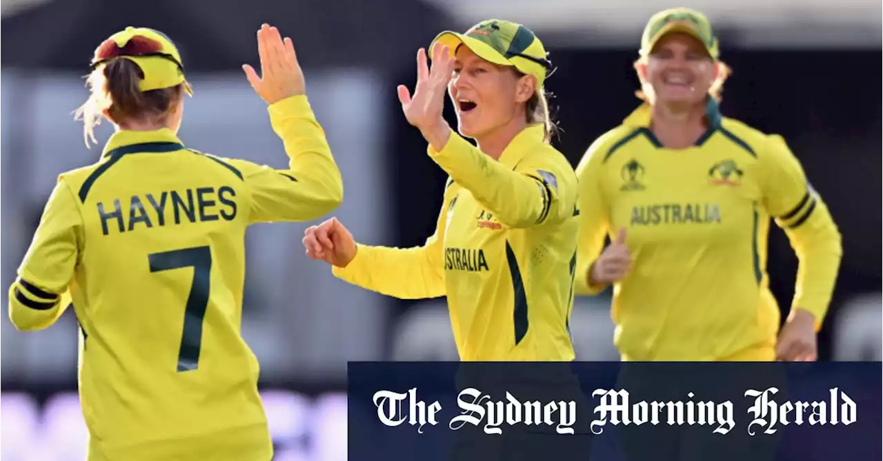 Tight opening World Cup victory for Australia against England