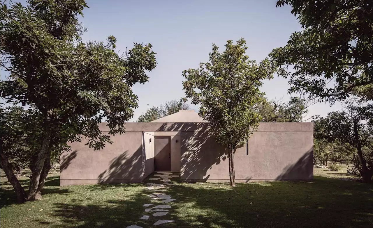 Minimalist pink house makes an idyllic Mexican retreat