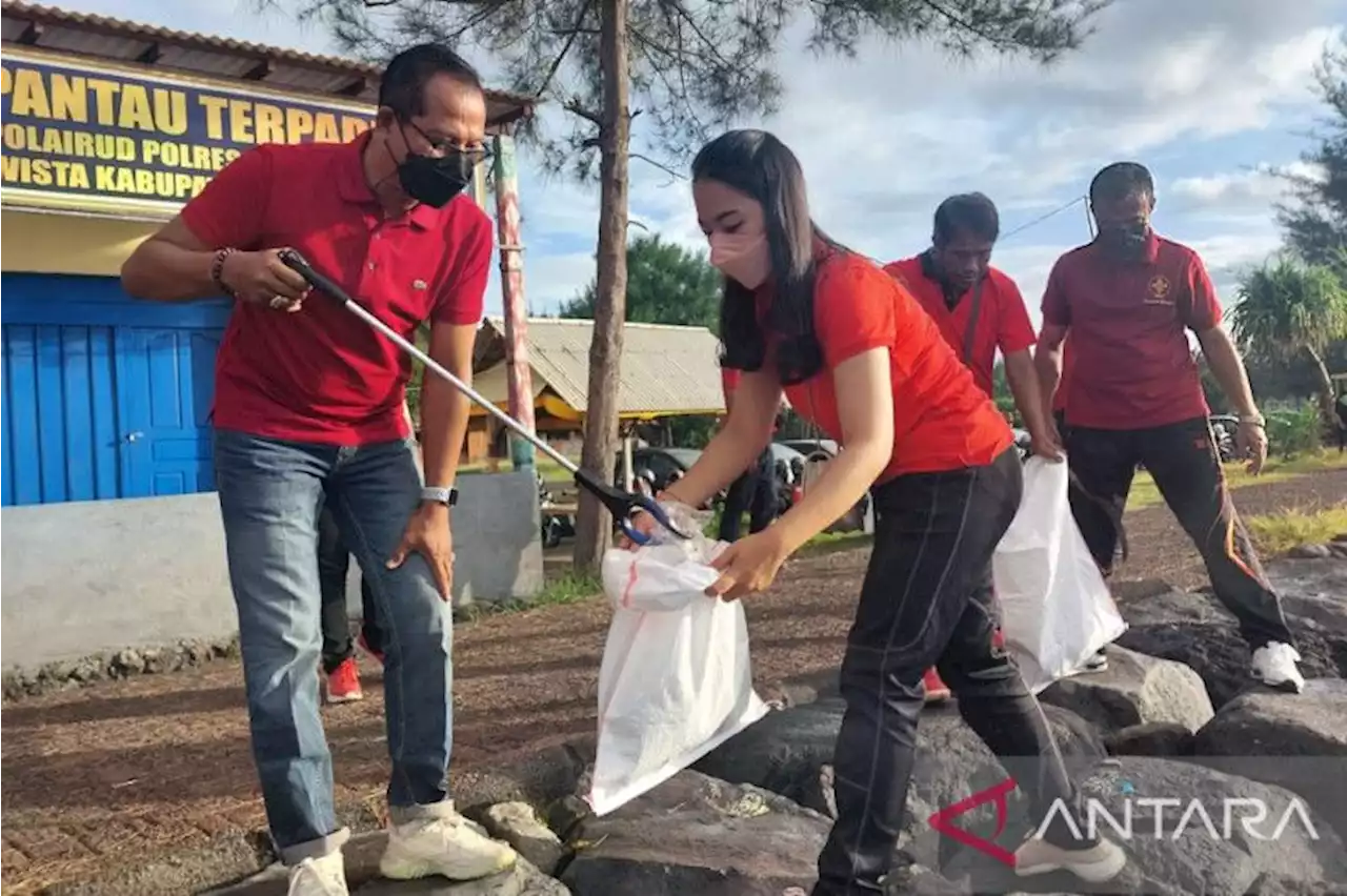 Pemkab Gianyar bersihkan sampah plastik di pantai