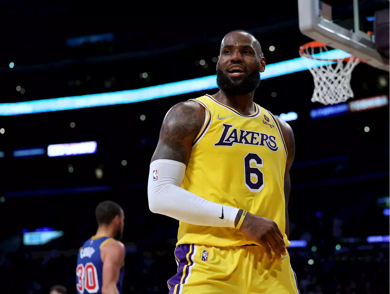 James Scores 56 Points, Lakers Beat Warriors To End Skid