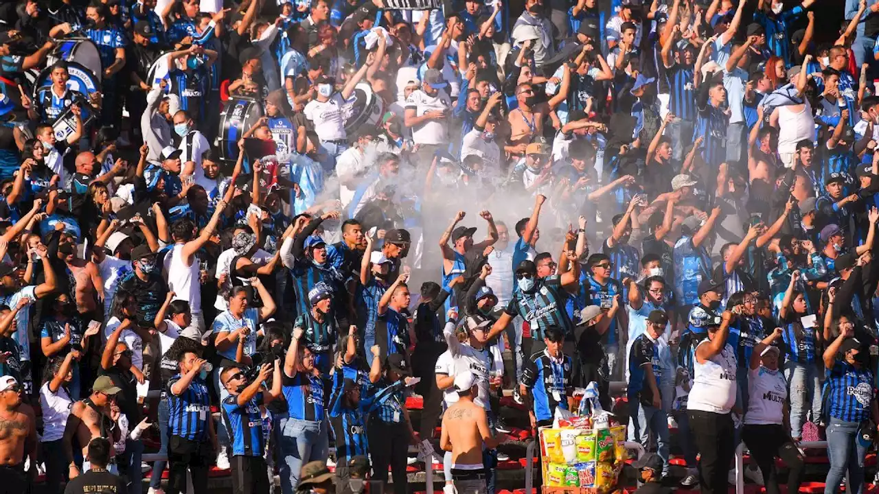 Pelea entre barras de Querétaro y Atlas propicia invasión de cancha en el Estadio Corregidora