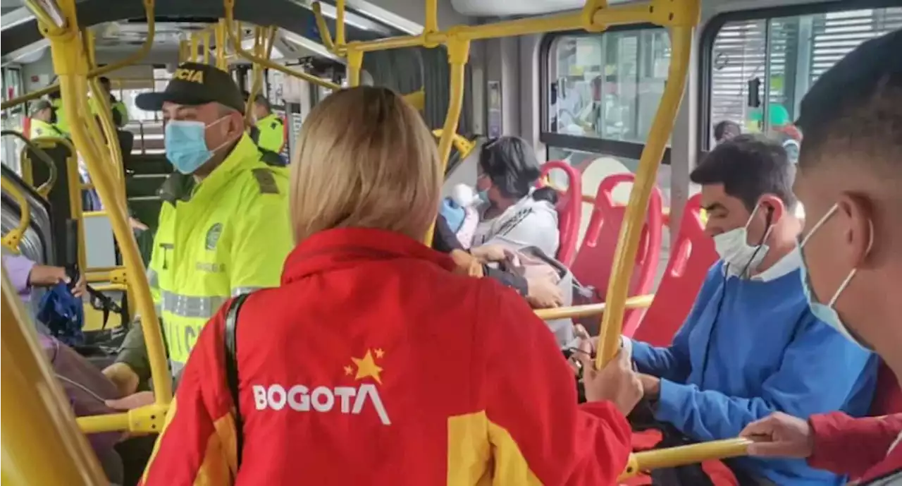 Auxiliar de Policía por poco se queda sin caminar tras brutal ataque en Transmilenio - Pulzo