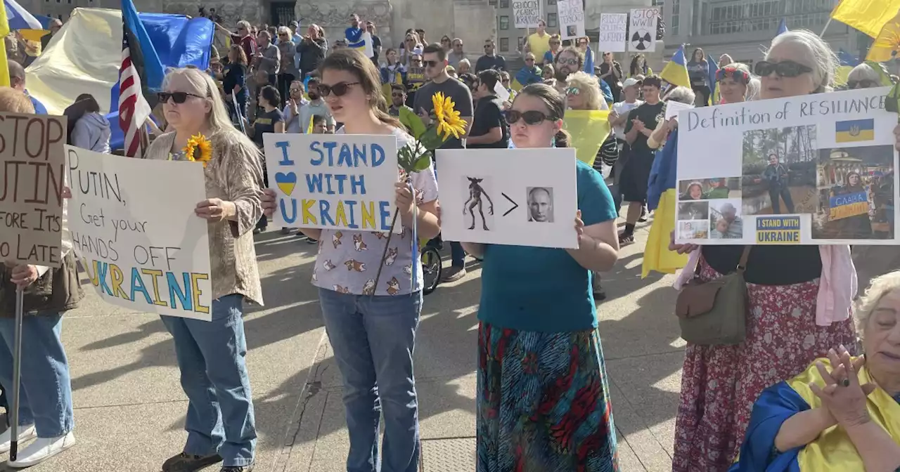 Hundreds rally for Ukraine at Monument Circle